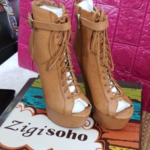 Zigi SOHO  platform bootie Open cut in front